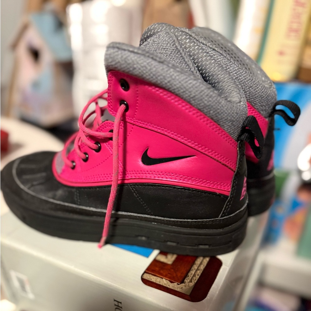 Nike ACG Woodside 2 Winter Rain Boots Youth Size 4.5 Black & hot pink